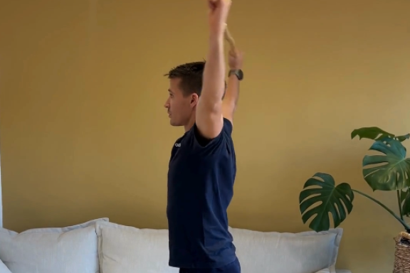 image du coach réalisant l'exercice 3 pour la mobilité des épaules